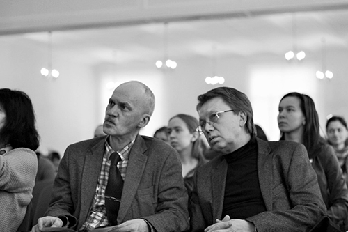 Профессор А.И. Жиров и профессор  В.Ю. Кузнецов перед своей презентацией на пленарном заседании