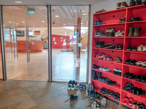 В Норвегии есть старая добрая традиция – снимать обувь перед тем, как входишь в помещение. Вы снимете обувь при входе в университет, музей, гостиницу, и даже в некоторые из магазинов.